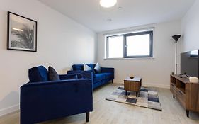 Modern 2 Bed Salford Apartment Stunning Views