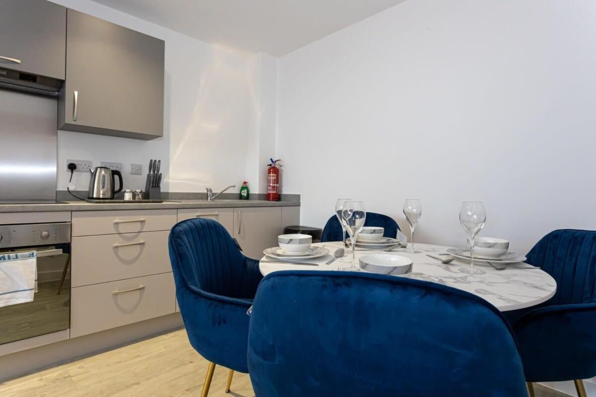 Modern 2 Bed Salford Apartment Stunning Views Manchester Exterior photo