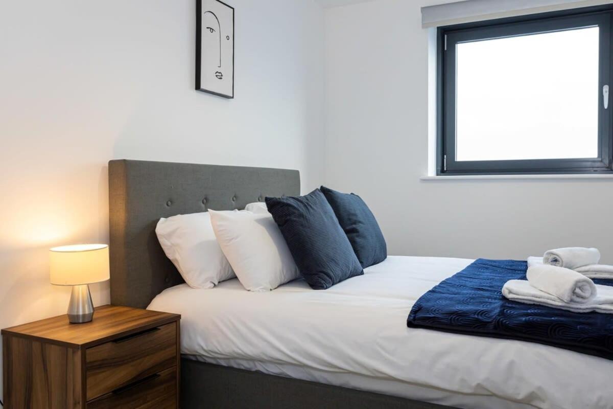 Modern 2 Bed Salford Apartment Stunning Views Manchester Exterior photo