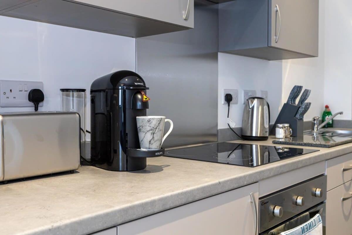Modern 2 Bed Salford Apartment Stunning Views Manchester Exterior photo