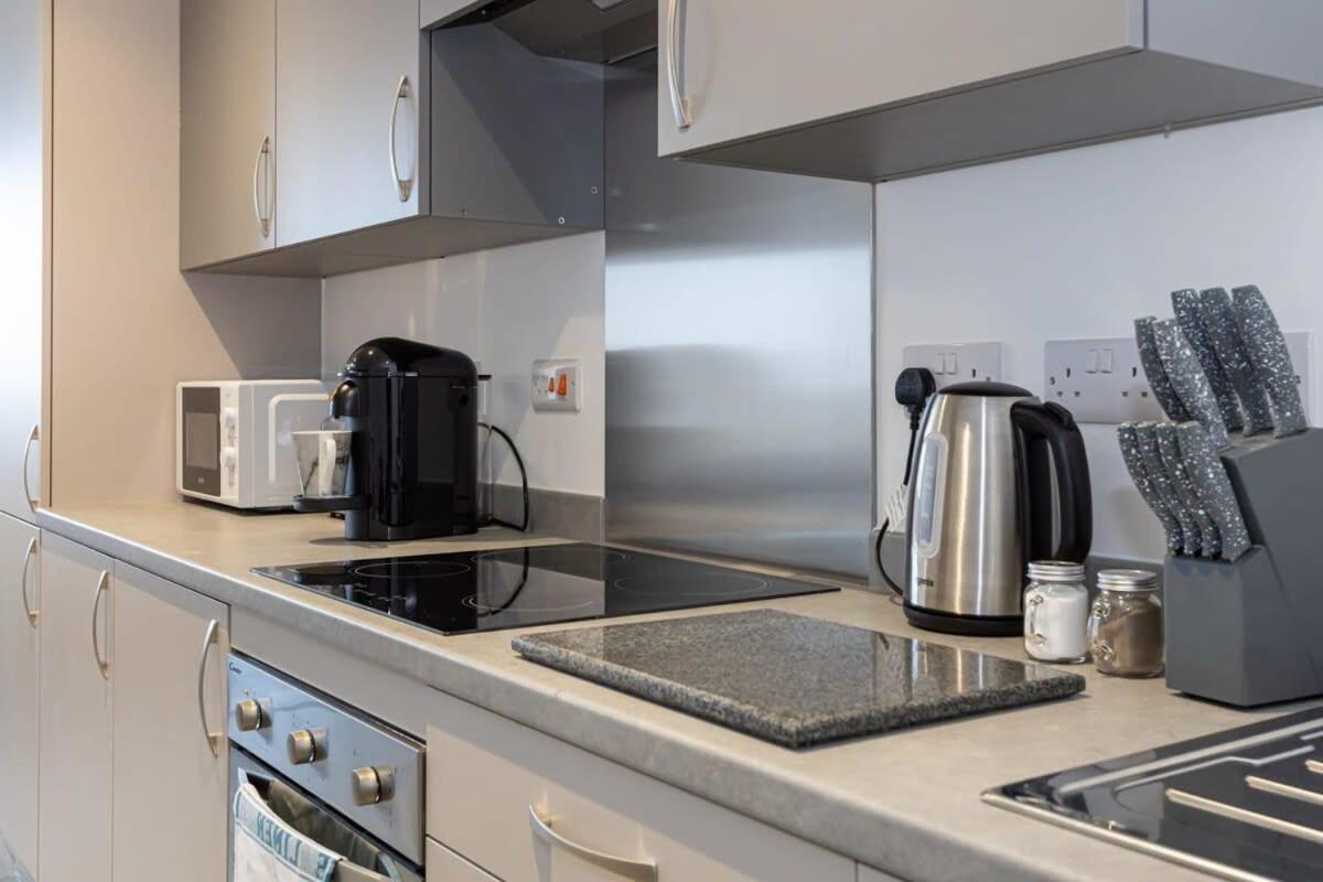 Modern 2 Bed Salford Apartment Stunning Views Manchester Exterior photo