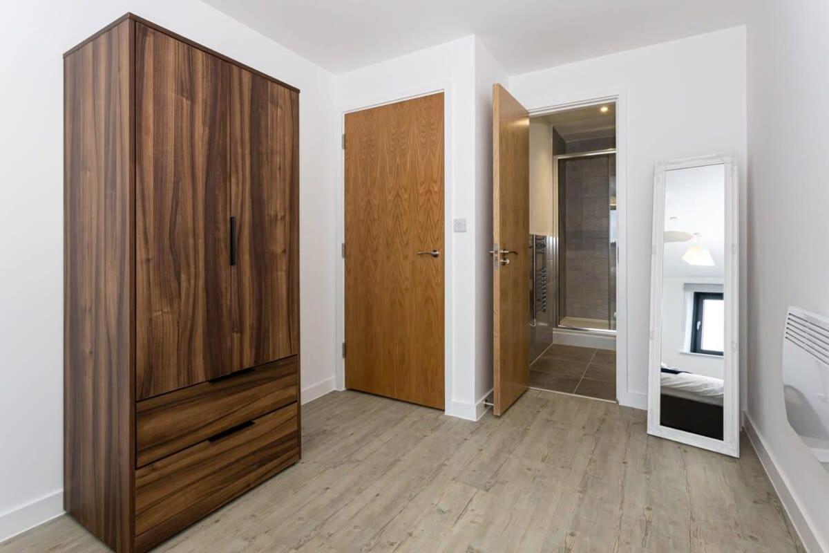 Modern 2 Bed Salford Apartment Stunning Views Manchester Exterior photo
