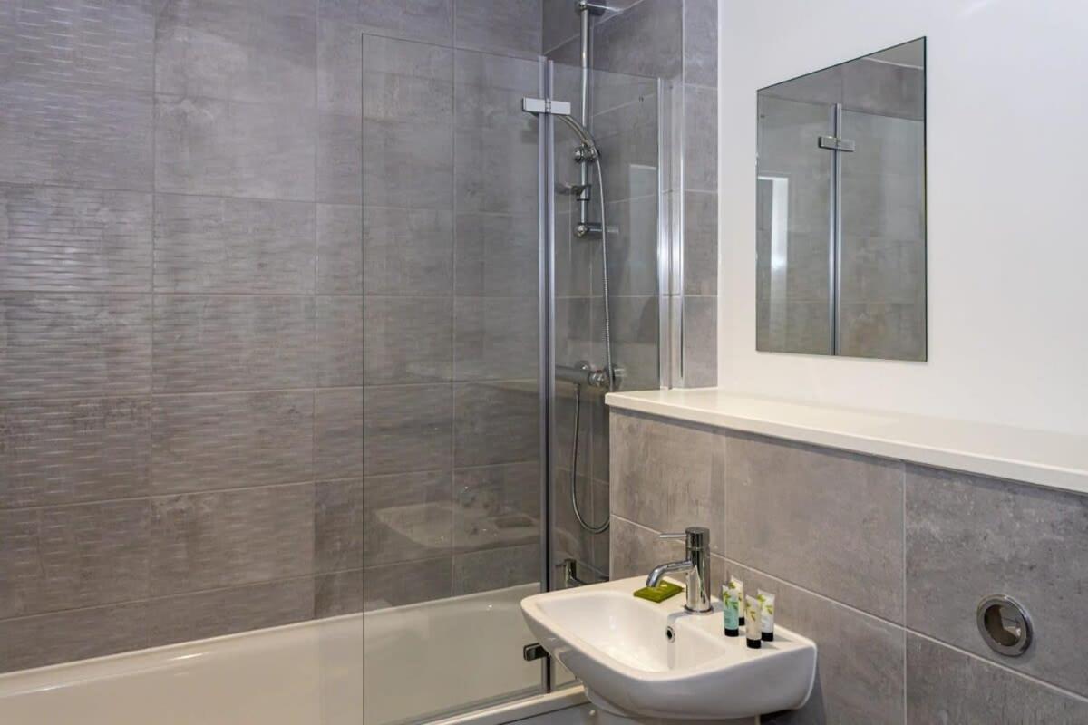 Modern 2 Bed Salford Apartment Stunning Views Manchester Exterior photo