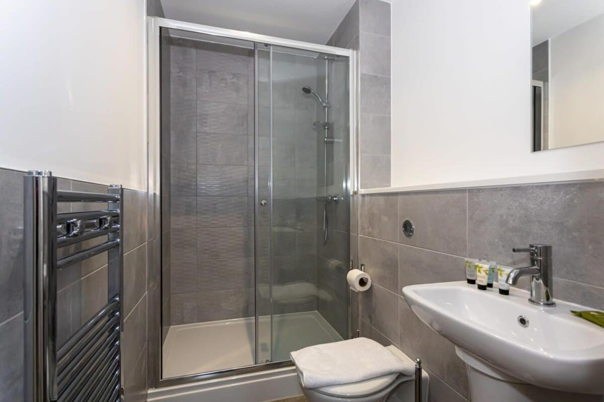 Modern 2 Bed Salford Apartment Stunning Views Manchester Exterior photo