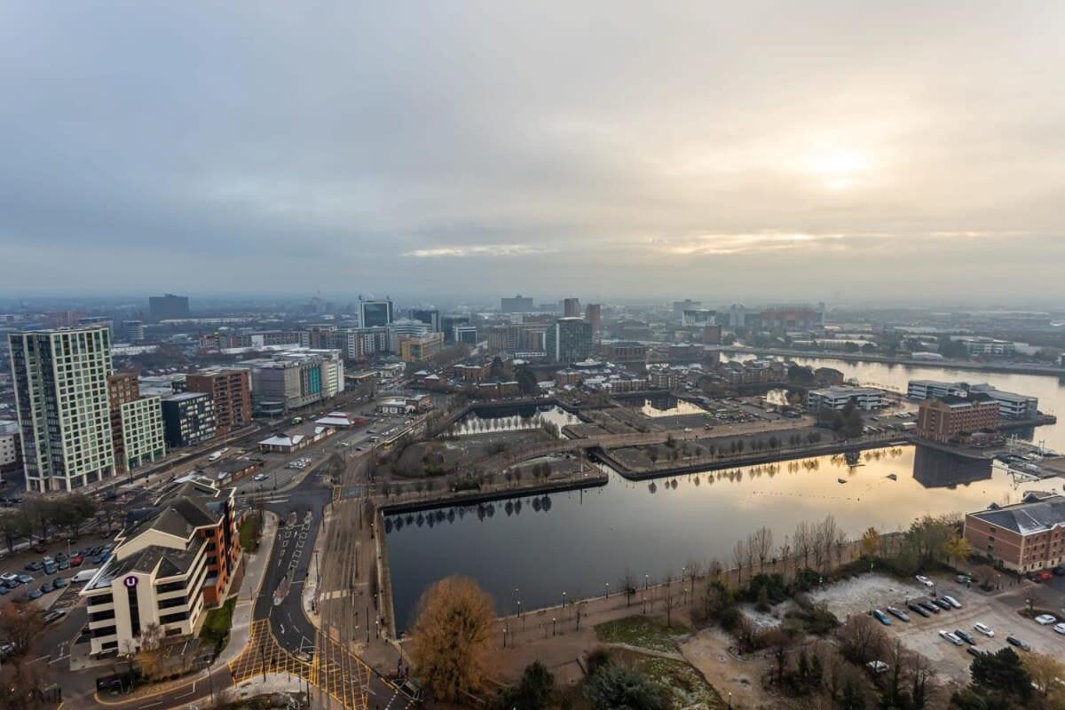 Modern 2 Bed Salford Apartment Stunning Views Manchester Exterior photo
