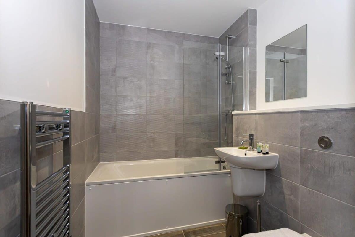 Modern 2 Bed Salford Apartment Stunning Views Manchester Exterior photo